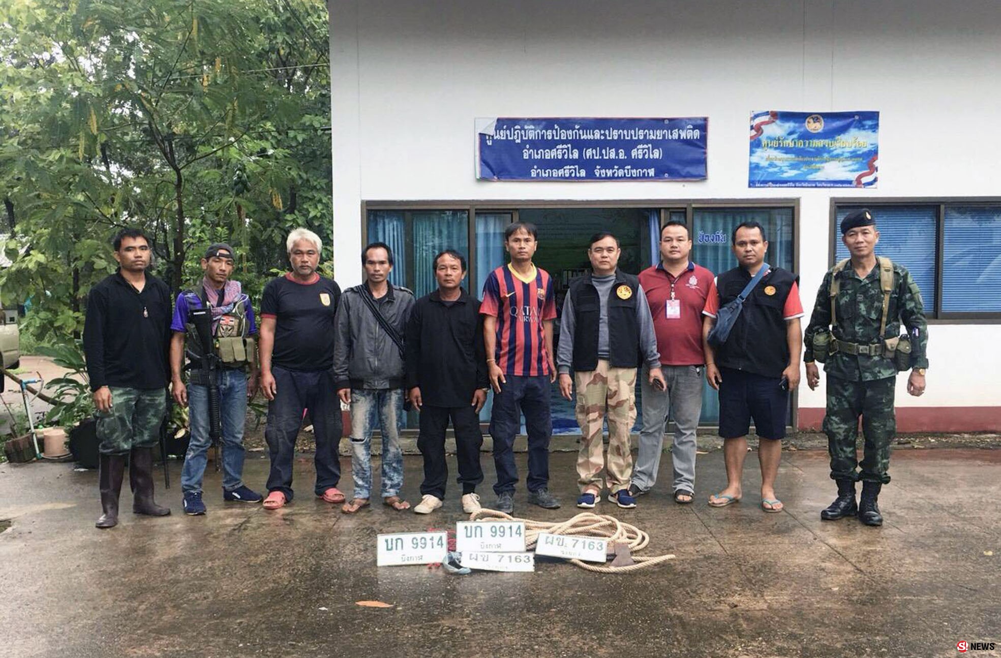 บุกจับ 3 คนร้ายอาวุธครบมือ-ลอบตัดไม้พะยูงกลางดึกในวัดภูทอก 