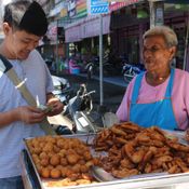 99 ยังแจ๋ว! คุณยายอายุยืนเดินเข็นรถเร่ขายกล้วยทอด เผยเคล็ดลับสุขภาพดี