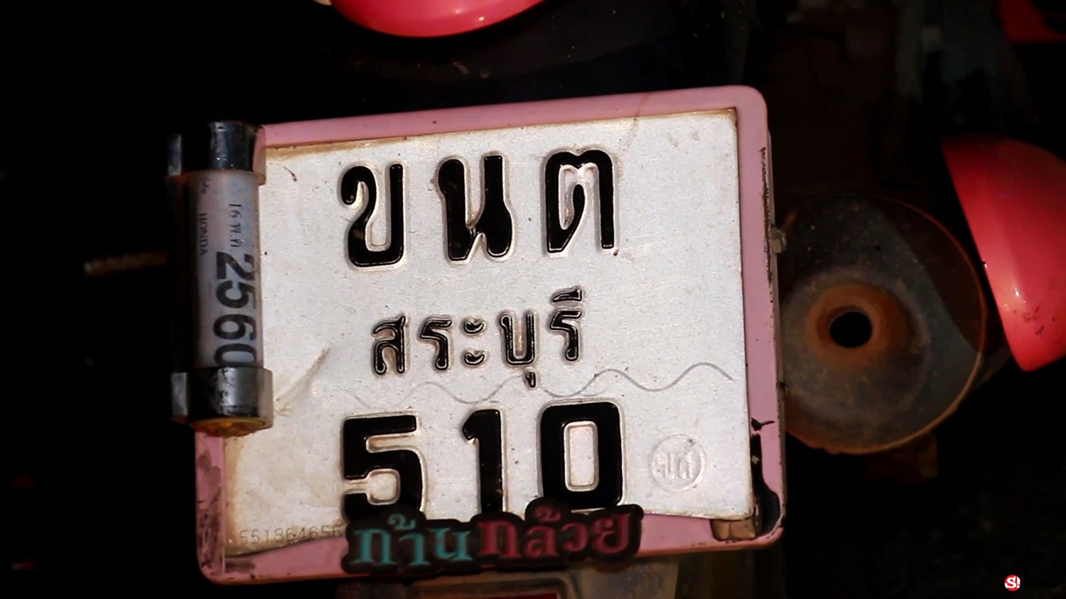 ดับอนาถสาววัยใส ขี่ จยย.ไม่ทันระวังอัดท้ายรถสิบล้อจอดข้างทาง