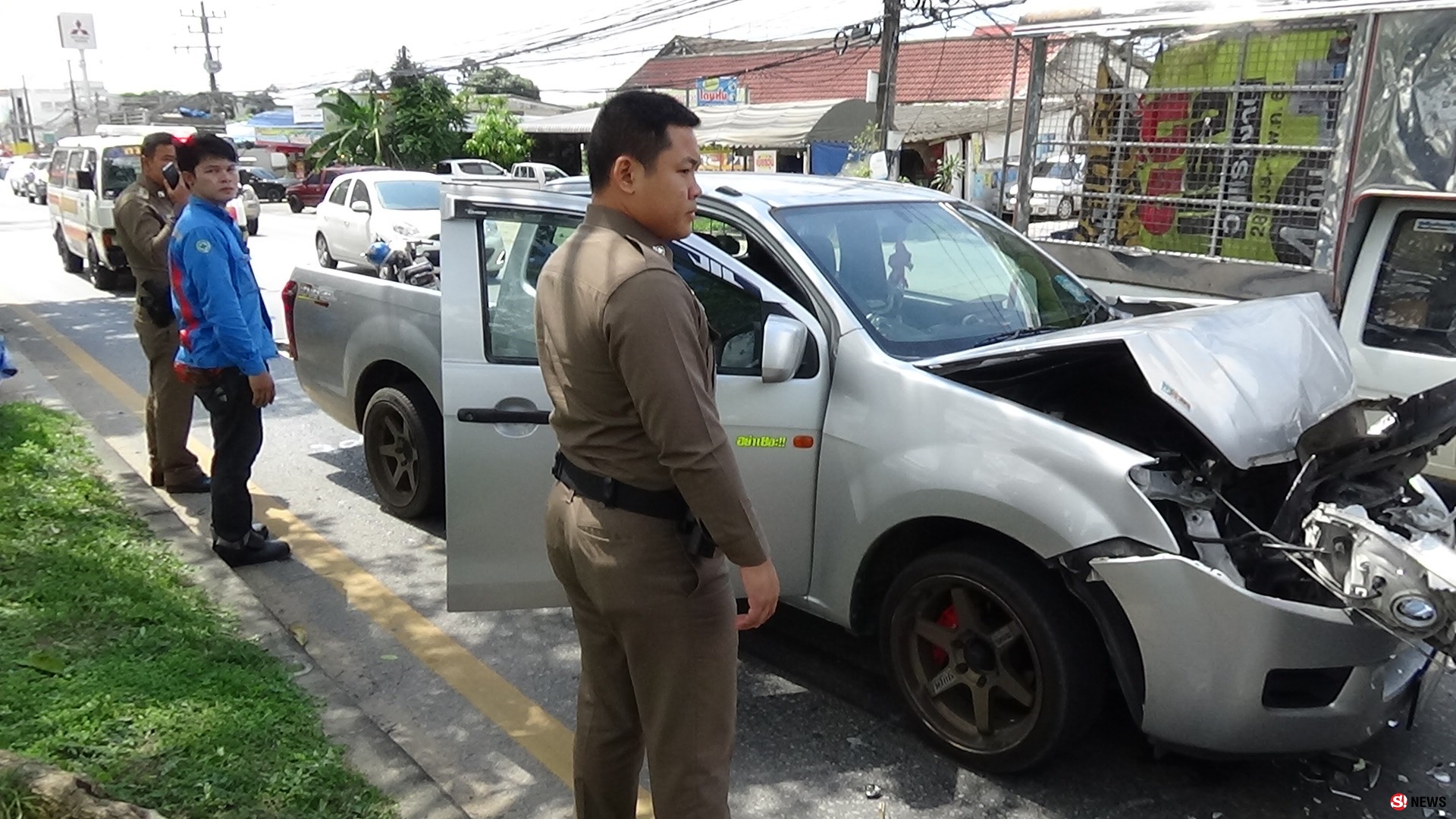 จะรีบไปไหน? หนุ่มช่างแอร์ซิ่งกระบะ เบรกไม่ทันซัด 4 คันรวด