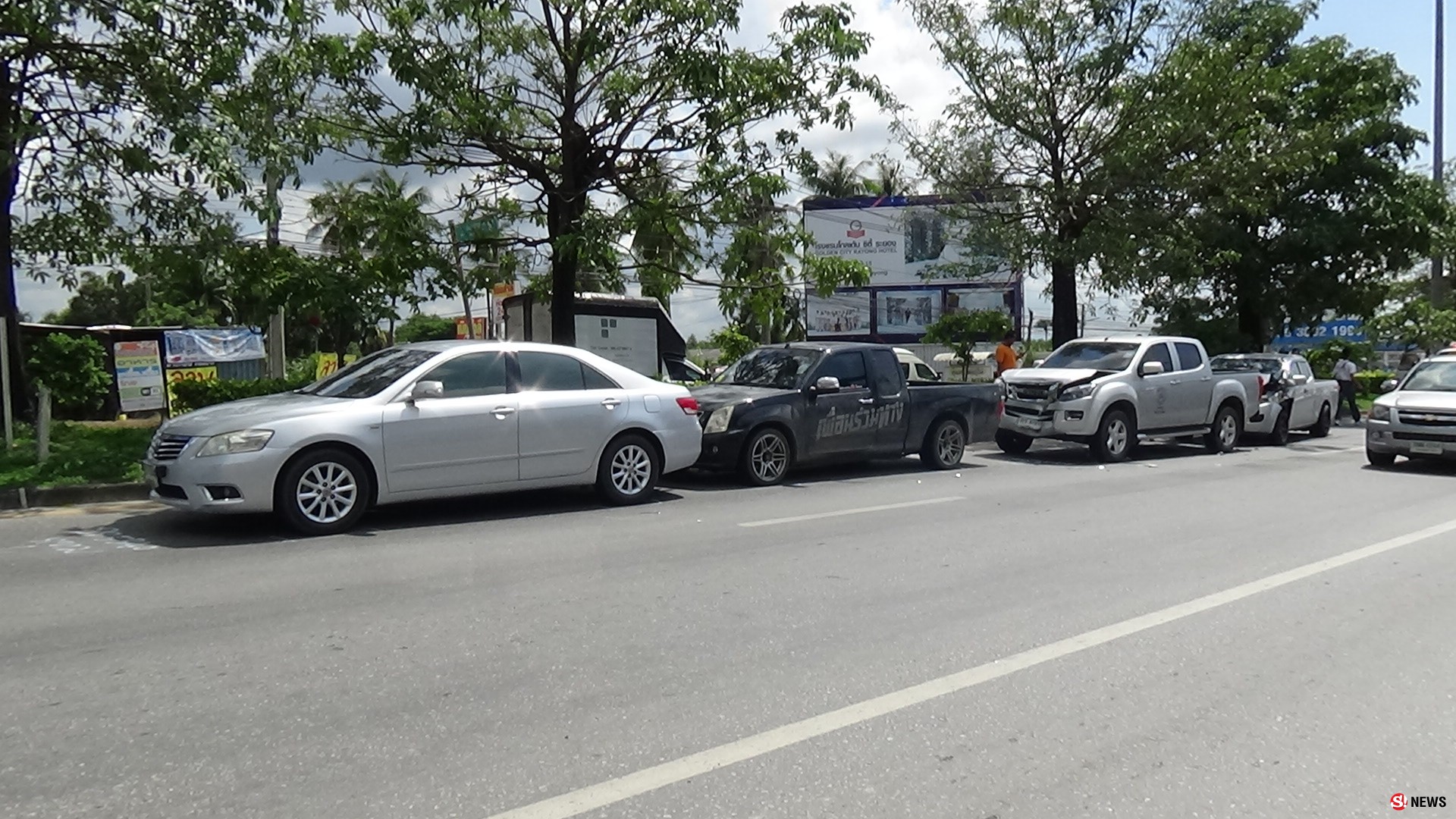 จะรีบไปไหน? หนุ่มช่างแอร์ซิ่งกระบะ เบรกไม่ทันซัด 4 คันรวด