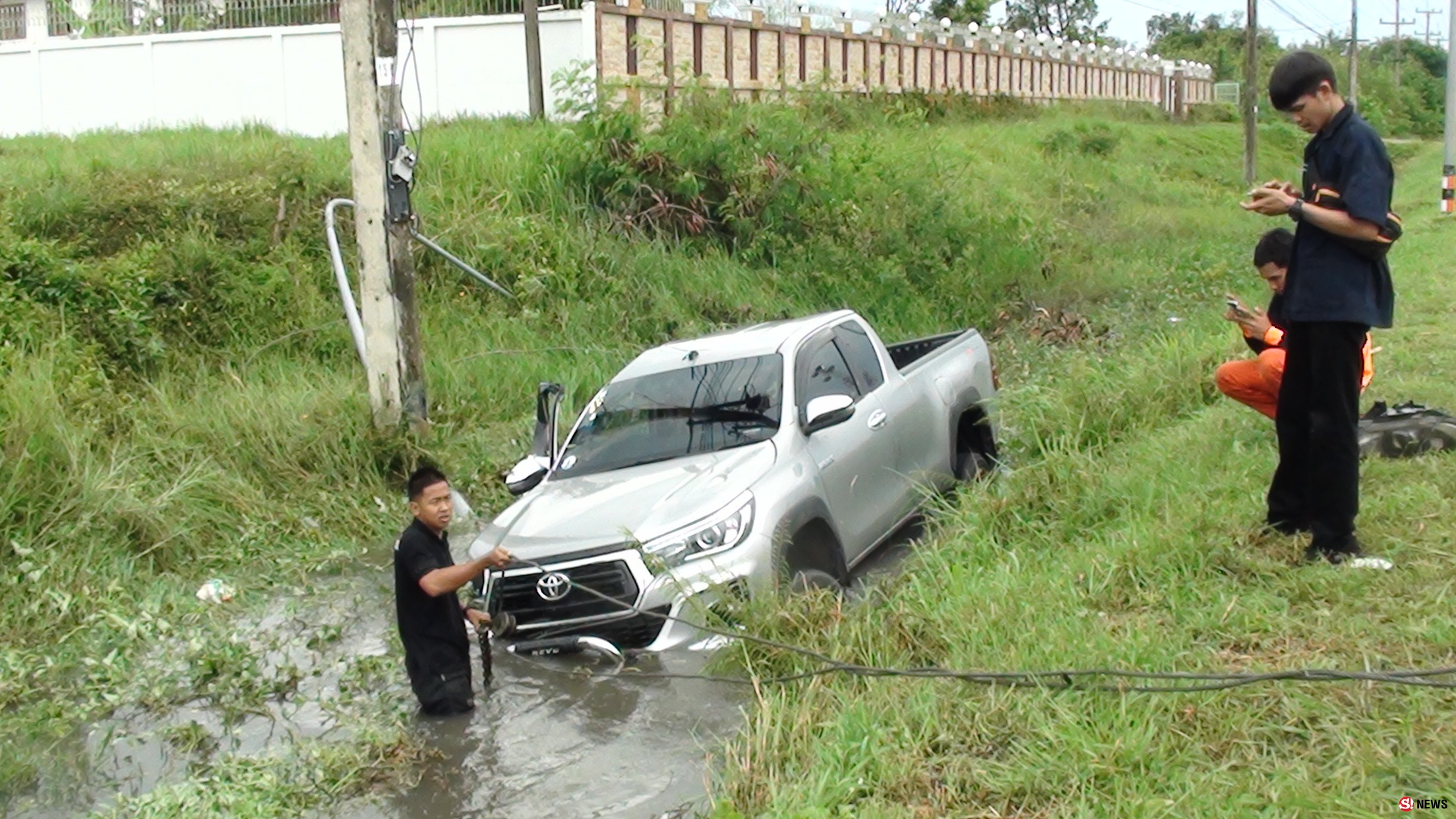 กระบะซิ่งฝ่าฝนหลุดโค้งเฉี่ยว จยย.ล้มก่อนหมุนคว้างฟาดเสาไฟฟ้าเจ็บระนาว