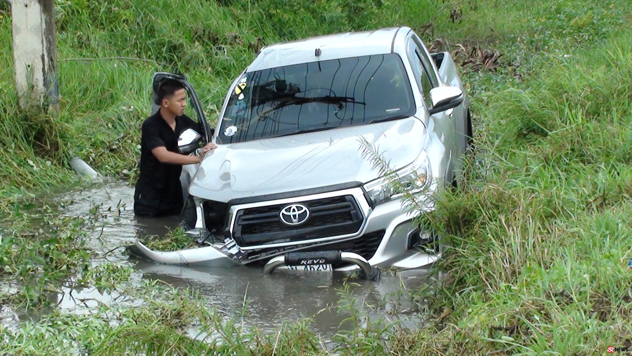 กระบะซิ่งฝ่าฝนหลุดโค้งเฉี่ยว จยย.ล้มก่อนหมุนคว้างฟาดเสาไฟฟ้าเจ็บระนาว