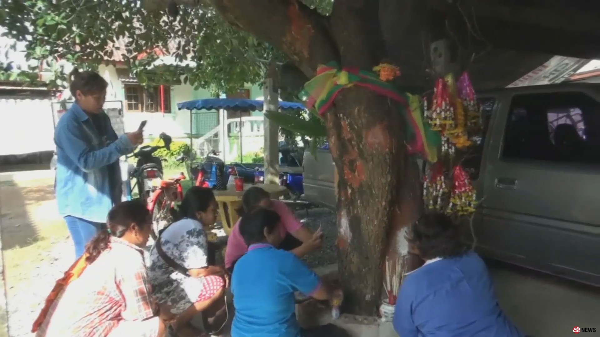 เซียนหวยลูบไล้ “แม่ขนุนทอง” ขอเลขเด็ด-หลังล่าสุดให้โชคถูกตรง 3 งวดติด