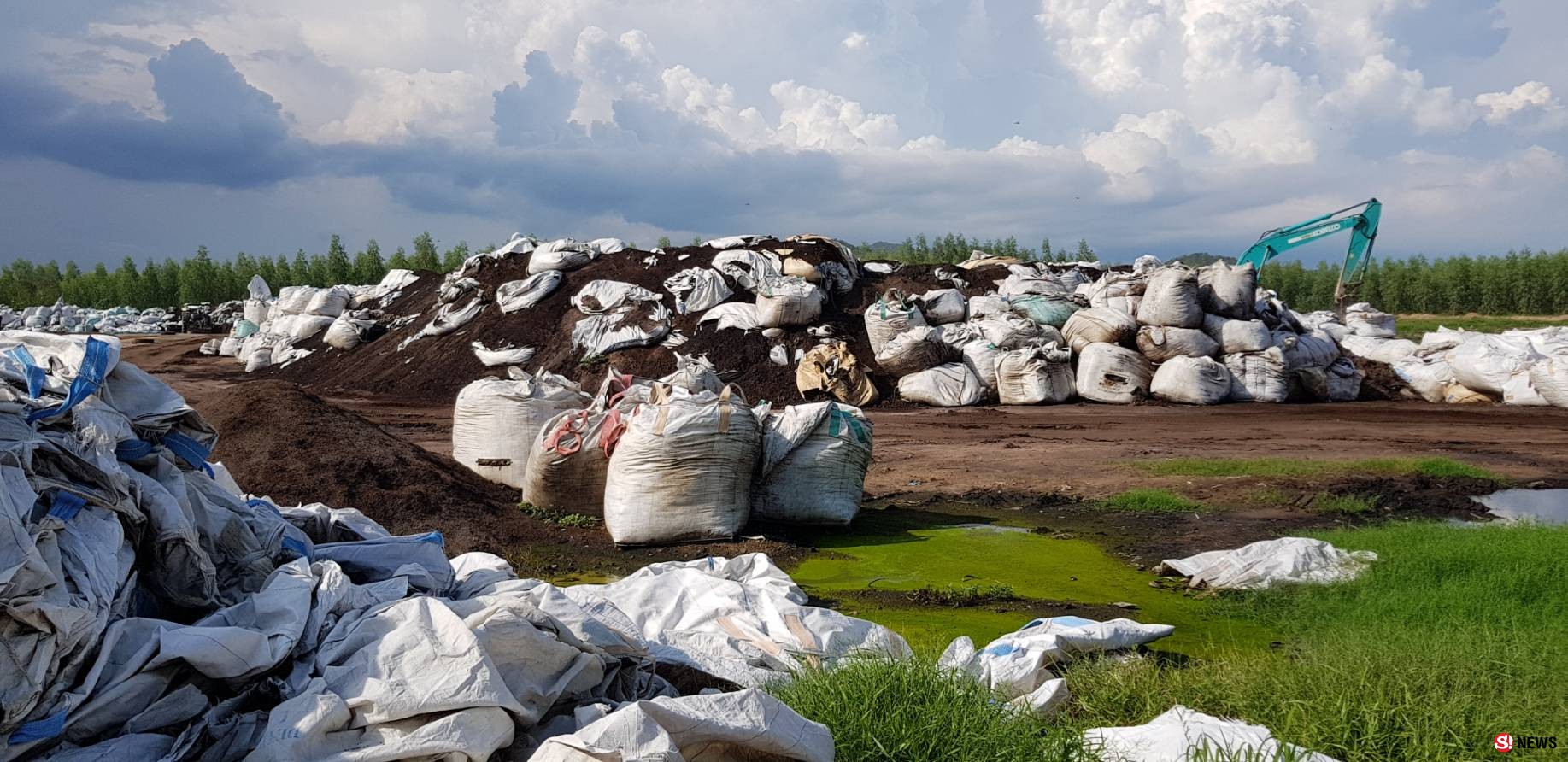 กาญจนบุรี อุตสาหกรรมกาญจน์ ตรวจสอบบิ๊กแบ็ก 500 ถุง ส่งกลิ่นเหม็นเน่ารุนแรง ทิ้งกลางไร่ของเอกชน