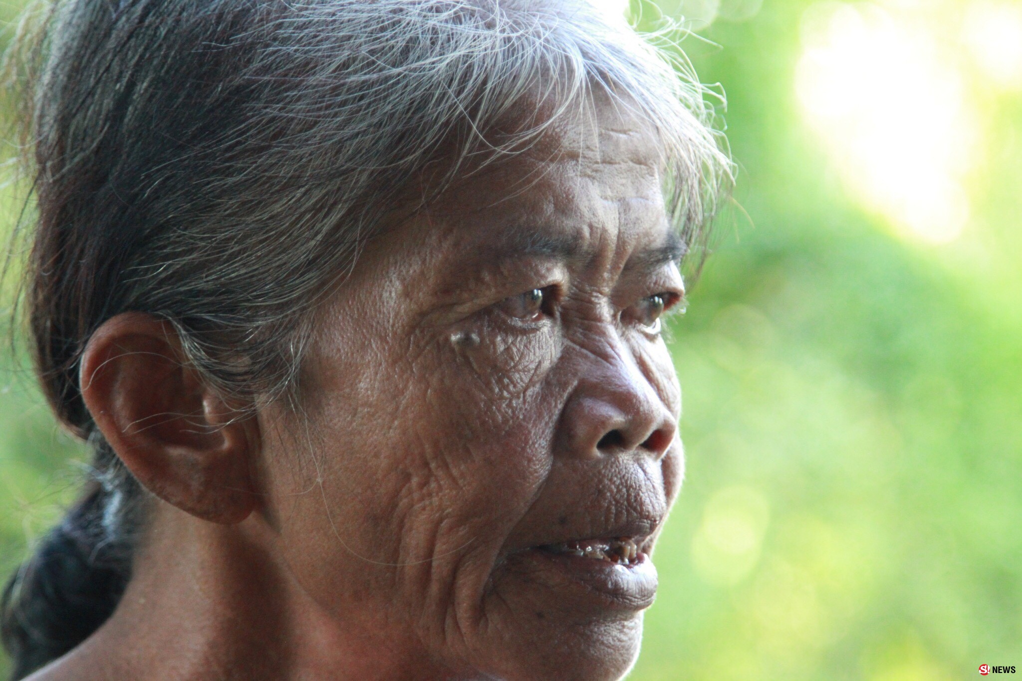 คุณยายวัยเกือบ 60 ปีในจังหวัดอุตรดิตถ์ กำพร้าพ่อแม่ถูกฆ่ายกบ้านตั้งแต่จำความไม่ได้ ไร้บัตรประชาชน ยังชีพด้วยการรับจ้าง ใช้ชีวิตเพียงลำพังในบ้านที่ไม่มีไฟฟ้าใช้