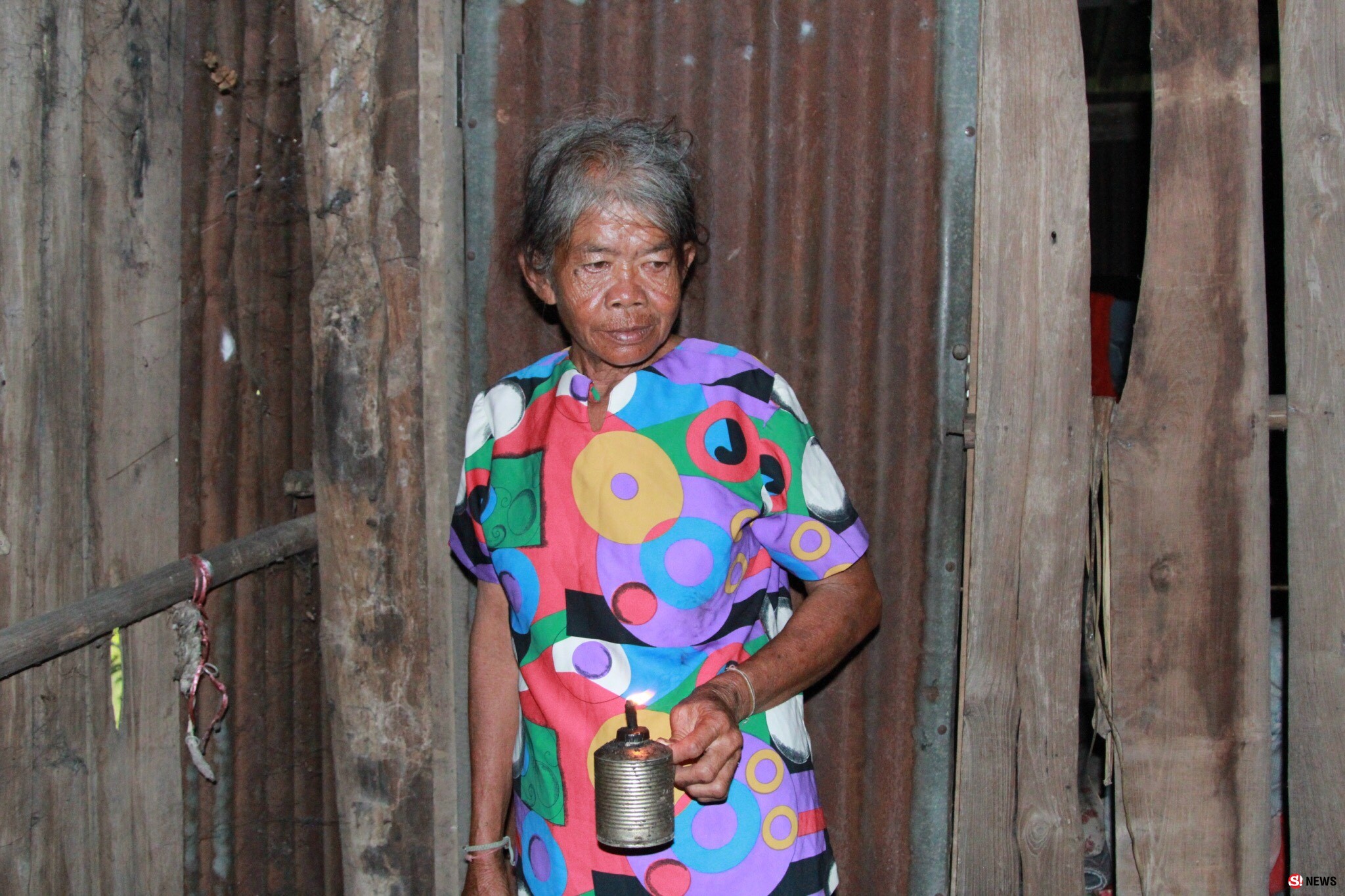 คุณยายวัยเกือบ 60 ปีในจังหวัดอุตรดิตถ์ กำพร้าพ่อแม่ถูกฆ่ายกบ้านตั้งแต่จำความไม่ได้ ไร้บัตรประชาชน ยังชีพด้วยการรับจ้าง ใช้ชีวิตเพียงลำพังในบ้านที่ไม่มีไฟฟ้าใช้