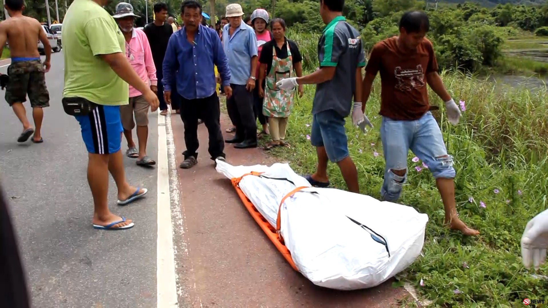 หนุ่มช่างปูนทำรั้วตำรวจทางหลวงพังงาเมาพลัดตกบึงน้ำดับ