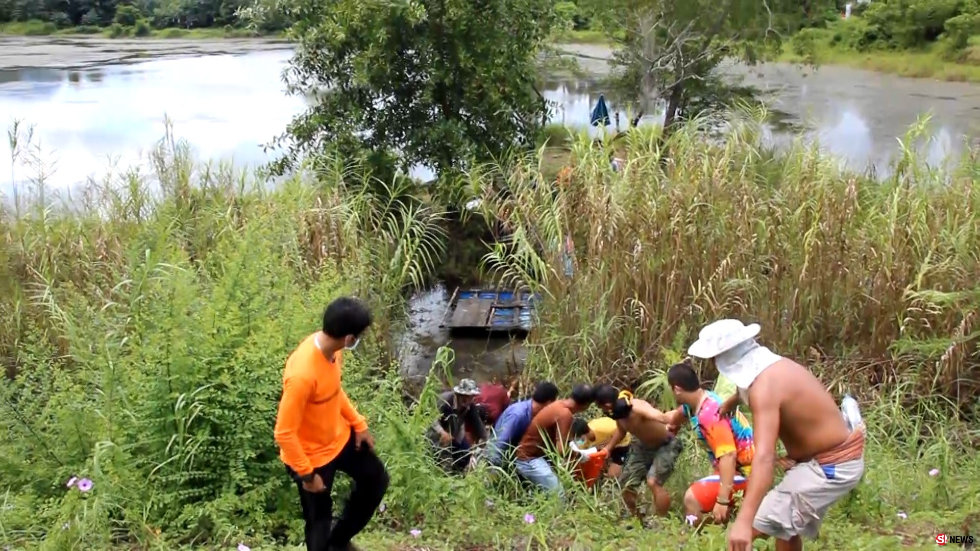 หนุ่มช่างปูนทำรั้วตำรวจทางหลวงพังงาเมาพลัดตกบึงน้ำดับ