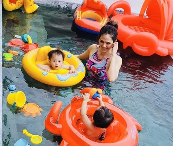 แม่ชม และ น้องแฝด