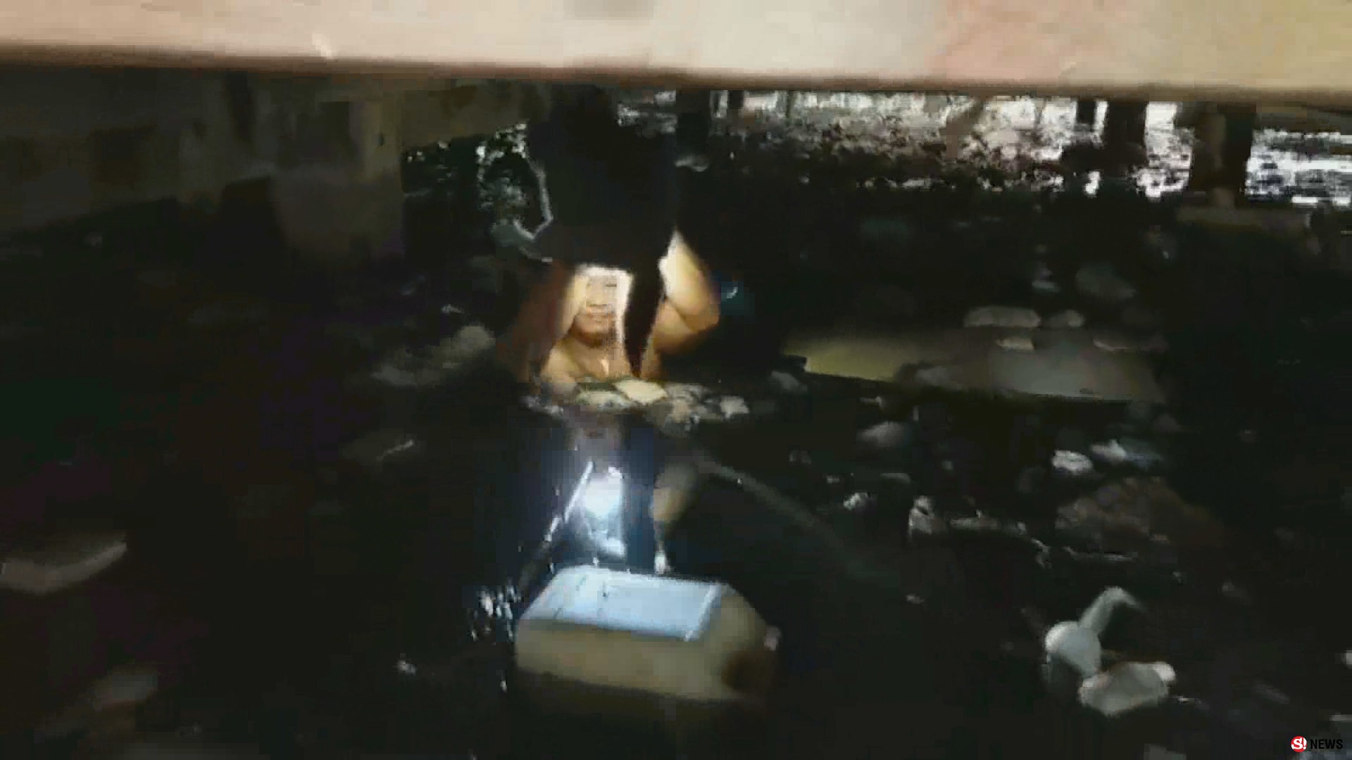 กู้ภัยฮีโร่-ลุยน้ำลึก 2 เมตร ช่วยแมวติดใต้ถุนบ้านส่งคืนเจ้าของอย่างปลอดภัย