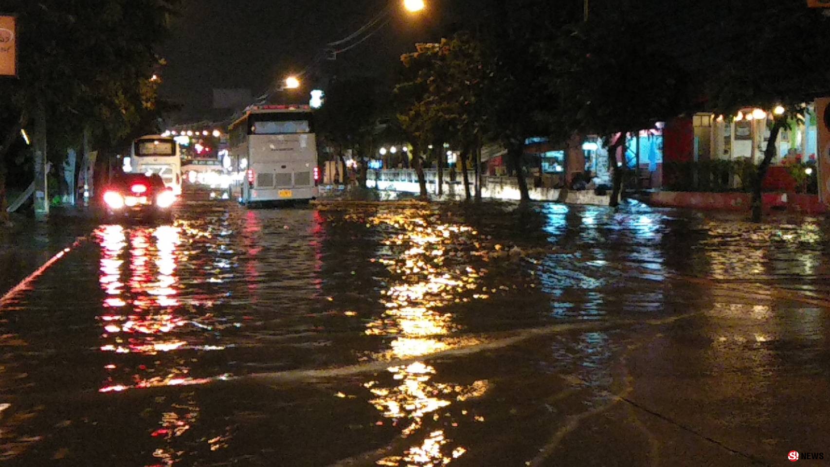 อีกมุมของ “พัทยา” ยามฝนกระหน่ำน้ำท่วมขัง-มองเห็นขยะลอยเกลื่อน