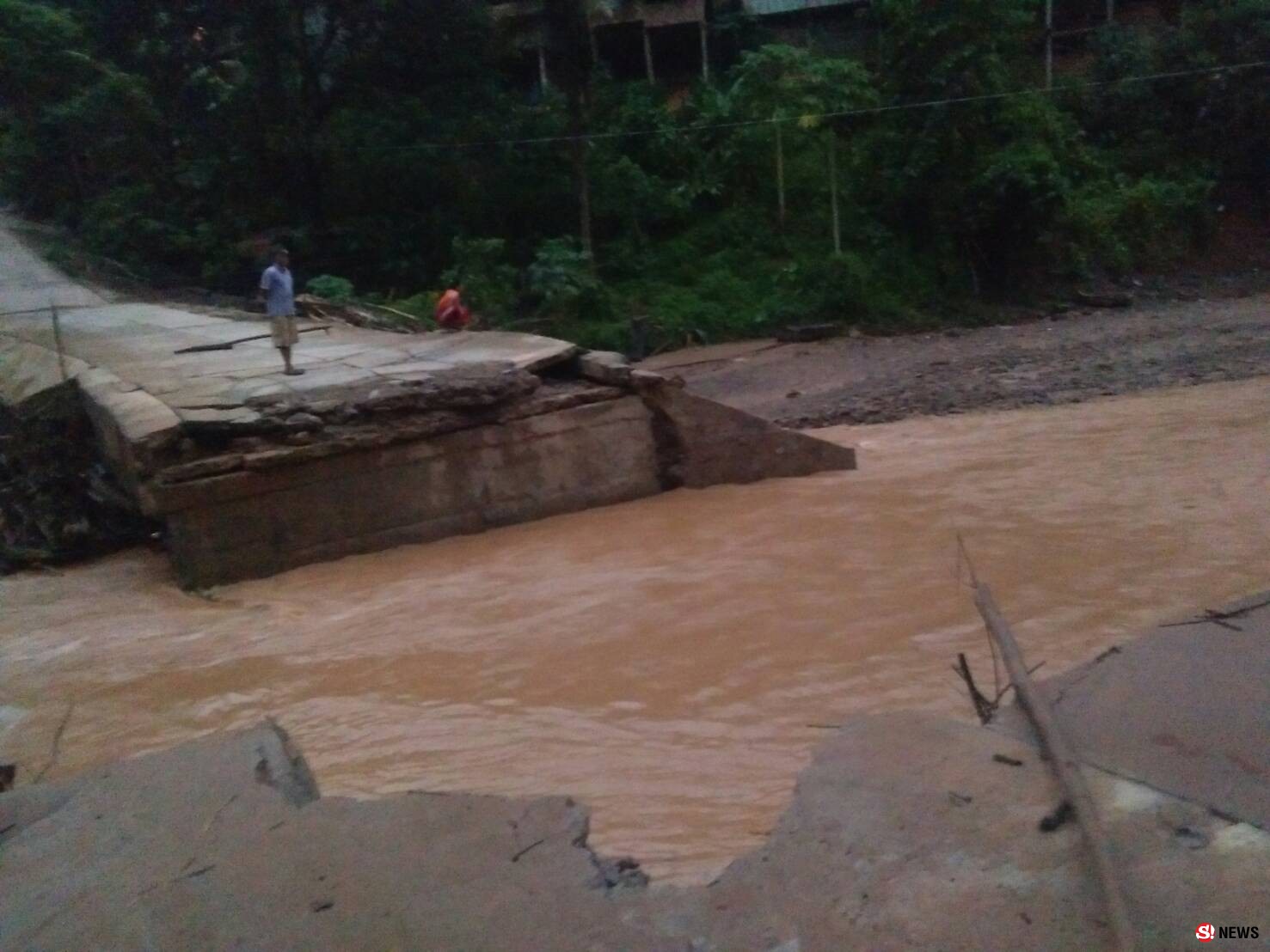 สะพานขาดสะบั้น-ทหารเร่งช่วยราษฎร “บ้านแม่สามแลบ” ถูกตัดขาดสิ้นเชิง