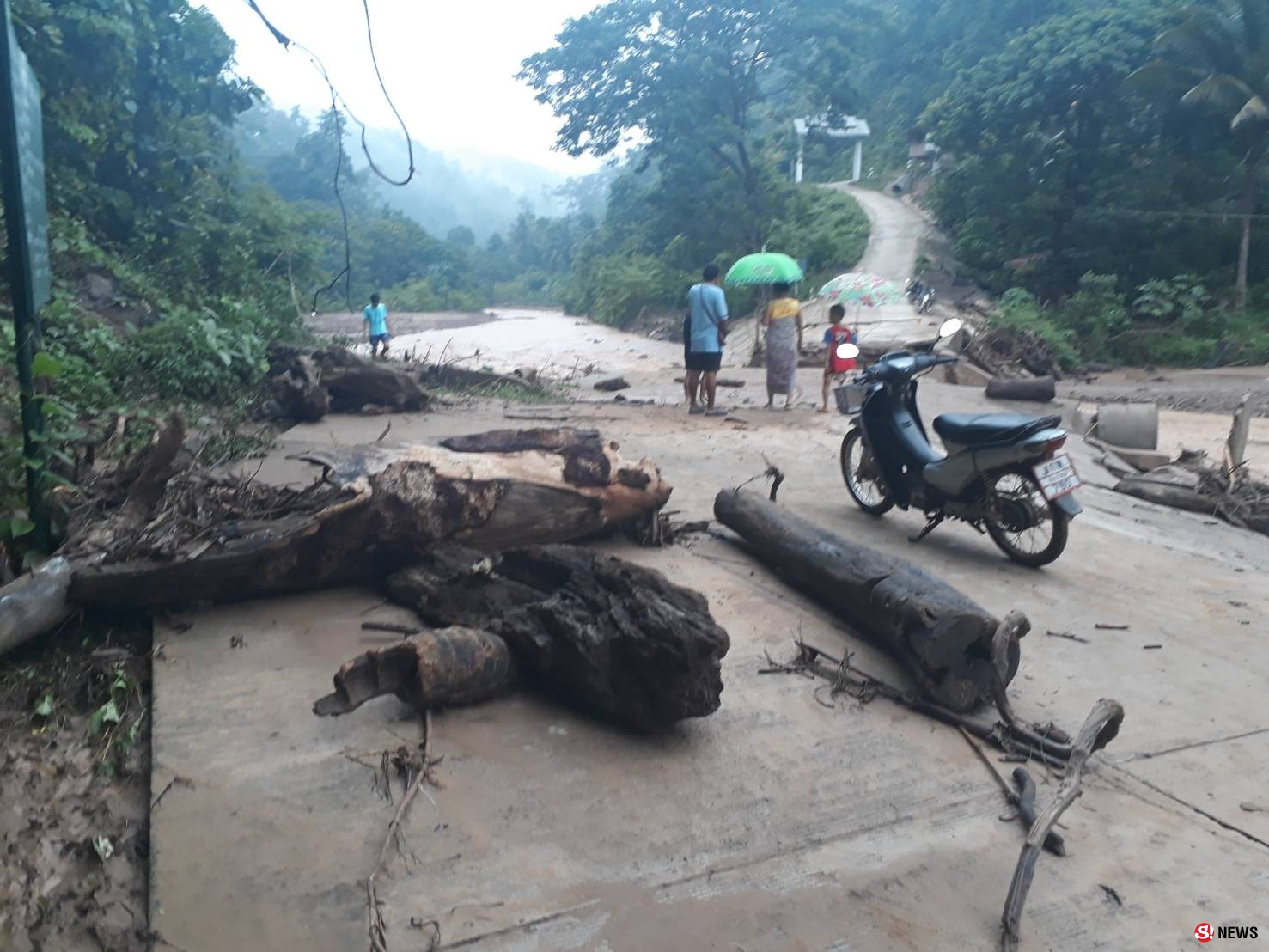 สะพานขาดสะบั้น-ทหารเร่งช่วยราษฎร “บ้านแม่สามแลบ” ถูกตัดขาดสิ้นเชิง