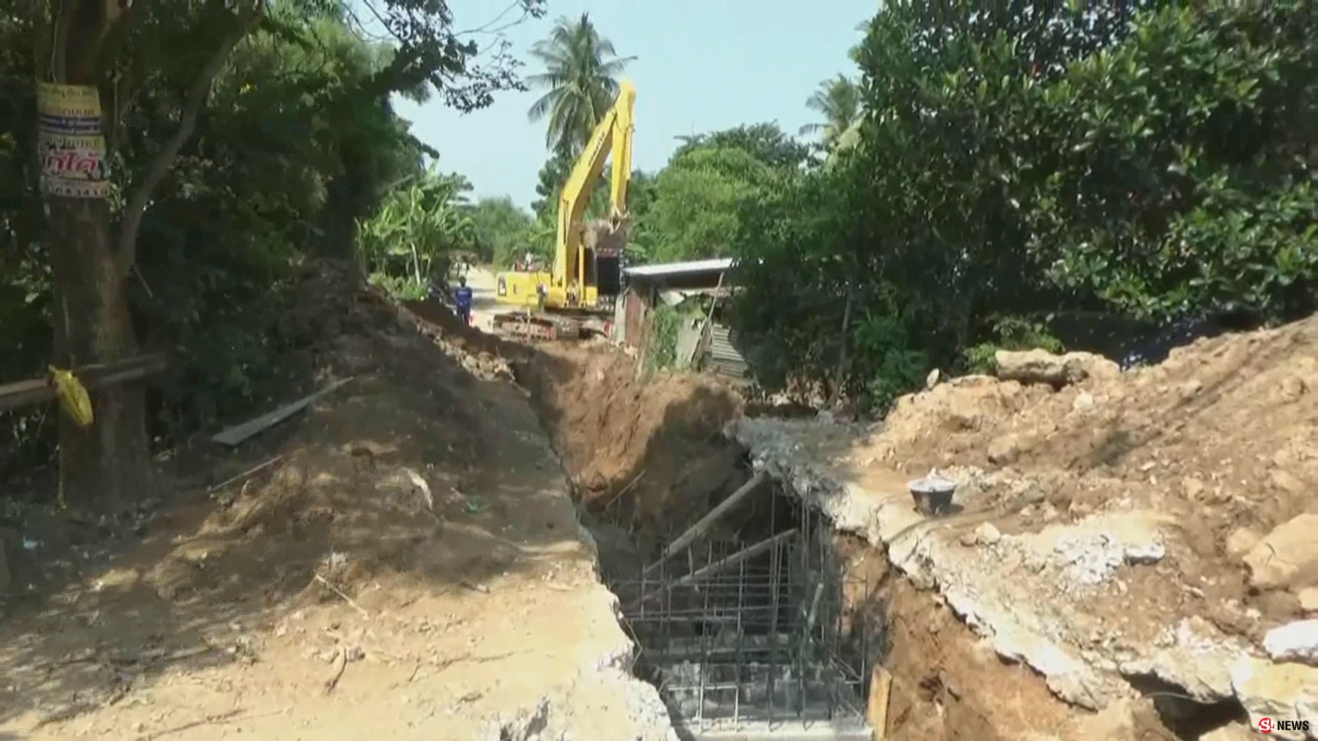 สุโขทัยเร่งช่วยชีวิตคนงานก่อสร้างถูกดินถล่มทับสาหัส