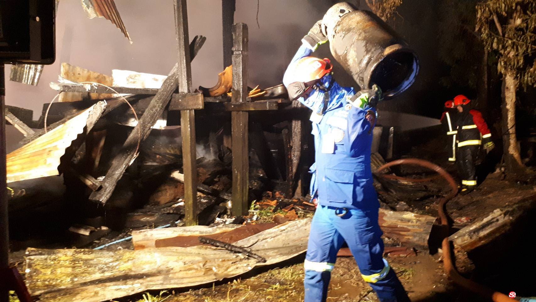 กรรณิการ์/พิษณุโลก/ไฟไหม้แคมป์คนงานก่อสร้างพิษณุโลกวอด 5 หลังคาดไฟฟ้าลัดวงจร