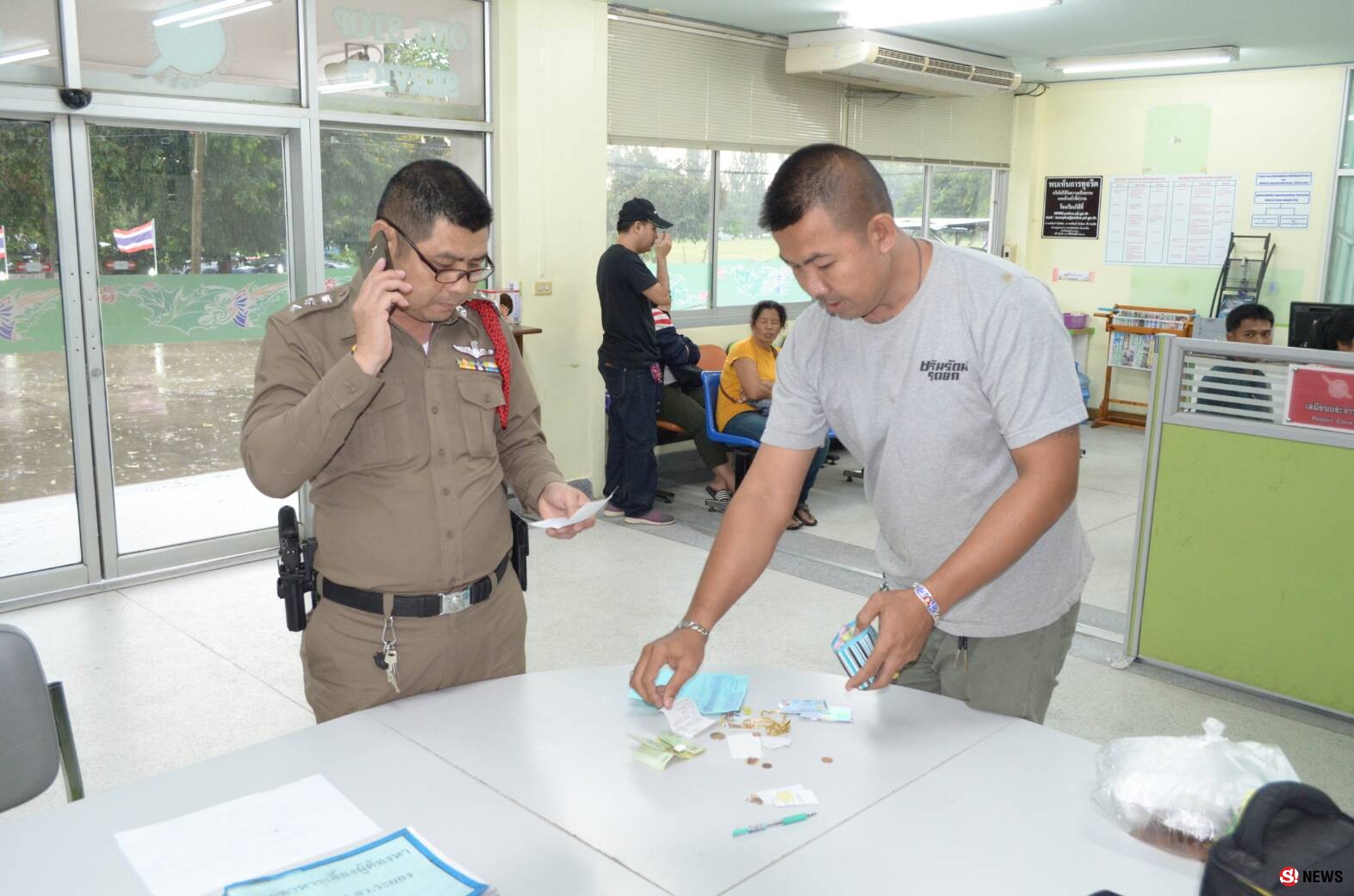 สังคมไม่สิ้นคนดีเก็บกระเป๋าสตางค์ ภายในมีทรัพย์สิน เป็นสร้อยคอทองคำพร้อมพระเลี่ยมทอง น้ำหนักรวม 3 บาท และ เงินสดอีก 5,143 บาท ส่งมอบ ตำรวจ เพื่อ รอเจ้าของ มา ขอรับคืน