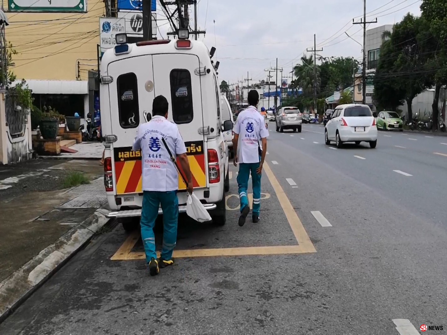ล้อมวงจับ “งูสิงดง” พันธุ์ดุแยกเขี้ยวจ้องฉกกู้ภัยก่อนนำปล่อยป่า