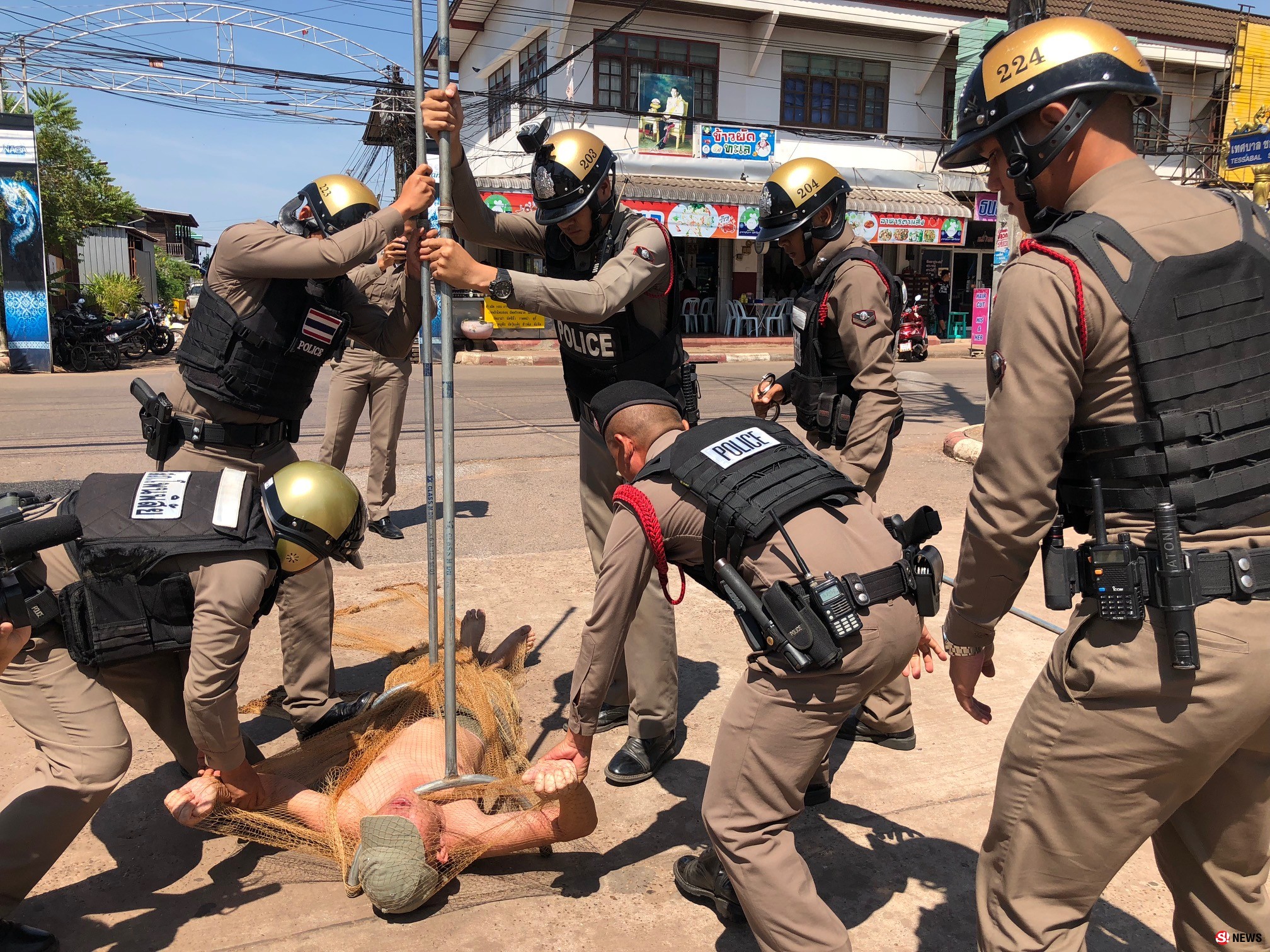 ตำรวจซ้อมแผนเฉียบ! กำราบทรชนด้วย “เหล็กง่าม-แหจับปลา” 