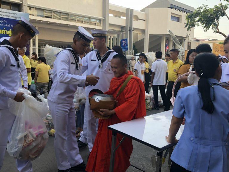 ประชาชนทำบุญวันคล้ายวันสวรรตรัชกาลที่ 9