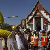 พ่อเมืองกรุงเก่าจัดริ้วขบวน “คชาธาร”  น้อมรำลึก “องค์ภูมิพล”