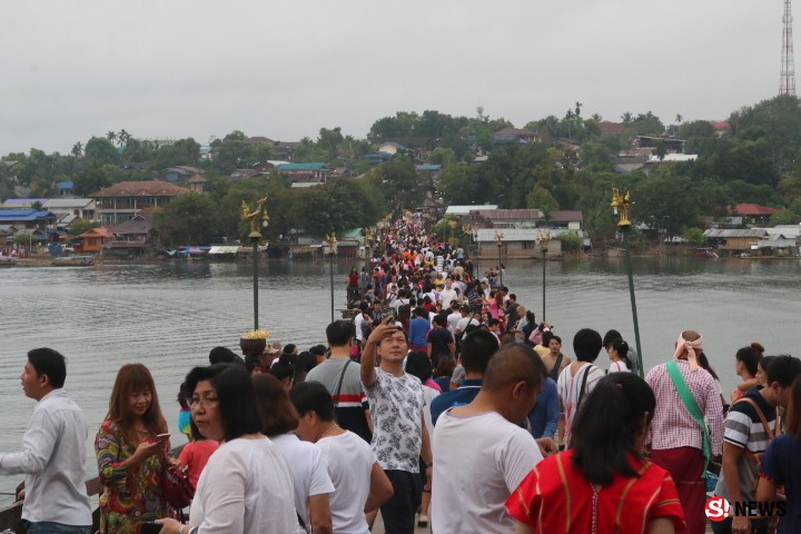 กาญจนบุรี นักท่องเที่ยวทะลักช่วงวันหยุดยาว บรรยากาศการท่องเที่ยวกลับมาคึกคักรับอากาศที่เริ่มหนาว คาดช่วงวันหยุดยาว3วันนี้เงินสะพัดกว่า20ล้าน