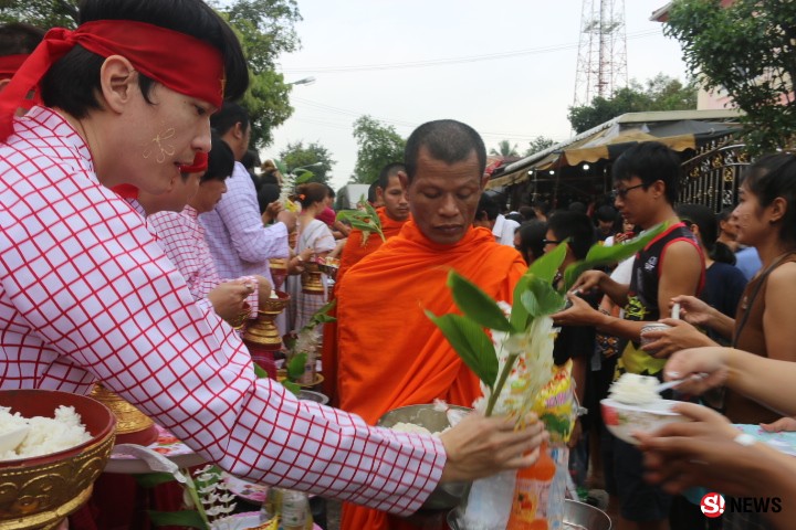 กาญจนบุรี นักท่องเที่ยวทะลักช่วงวันหยุดยาว บรรยากาศการท่องเที่ยวกลับมาคึกคักรับอากาศที่เริ่มหนาว คาดช่วงวันหยุดยาว3วันนี้เงินสะพัดกว่า20ล้าน