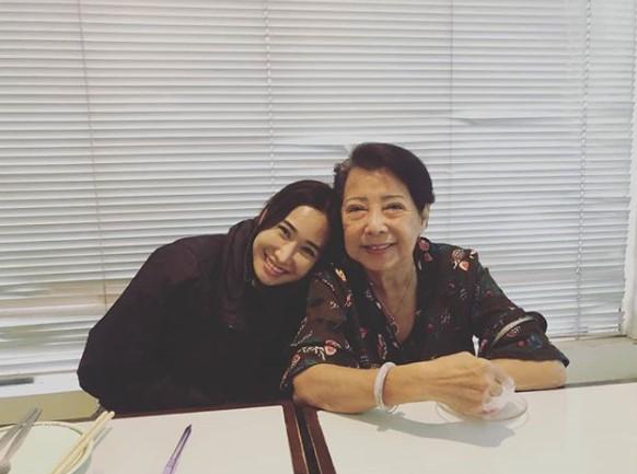 คุณแม่ศรราม และ ติ๊ก 