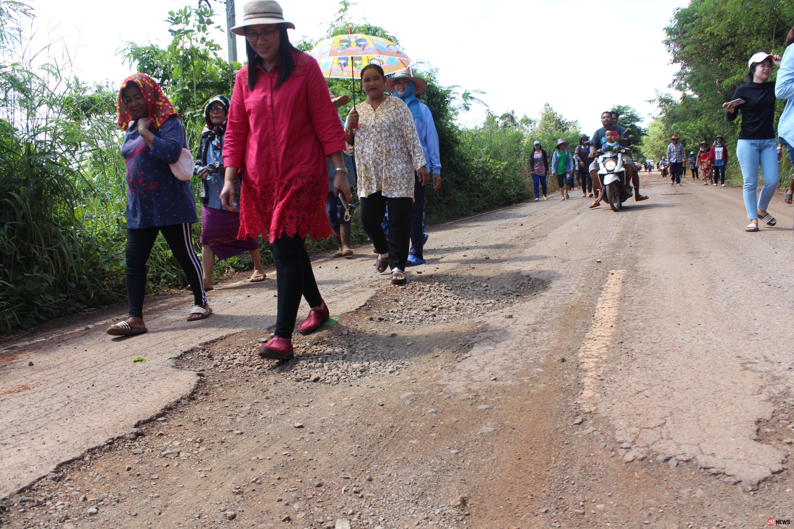 โคราช-ชาวบ้านโคราชร้องสื่อถนนพังไร้การเหลียวแล ถูกยาหอมซ้ำแล้วซ้ำเล่า วอนผู้มีอำนาจสั่งการแก้ไขทันที