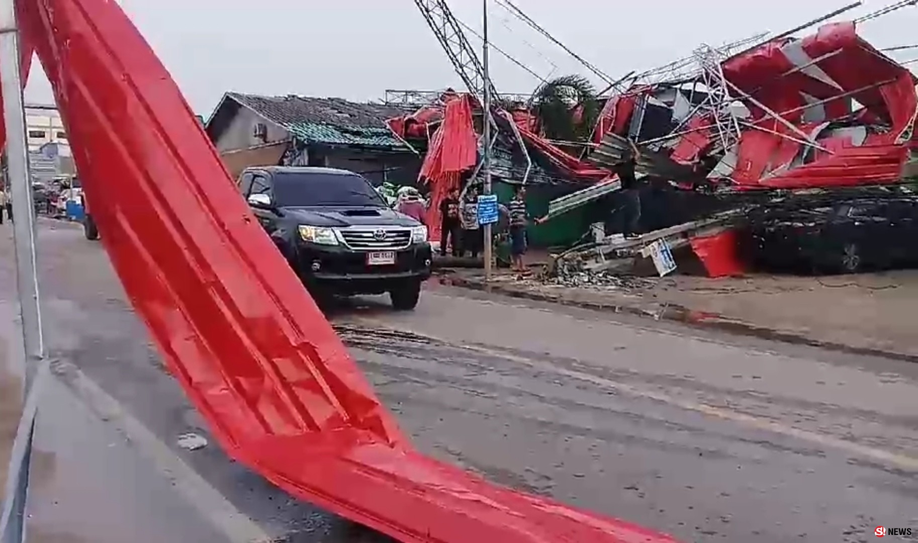 พายุถล่ม “ตลาดแครายพลาซ่า” เสาไฟโค่นทับรถ-บ้านพังยับ มีคนเจ็บอีก