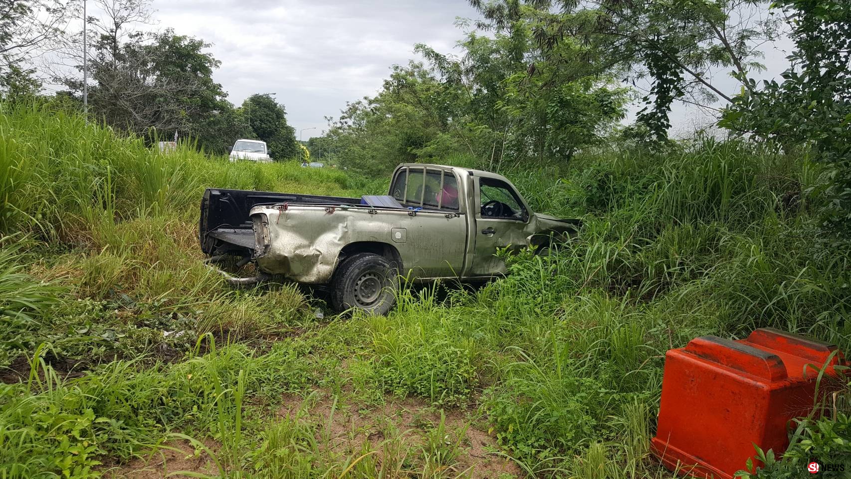 ชนสนั่นกลางสี่แยก-กระบะค่ายโทรศัพท์ดังประสานงากระบะตอนเดียว สังเวย 1 ศพ