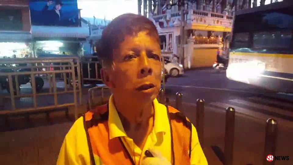 นนทบุรี( ชื่นชม ) ลุงแดงโบกรถทุกคันให้หยุดเคารพธงชาติเวลา8โมงเช้ากับเวลา6โมงเย็น 