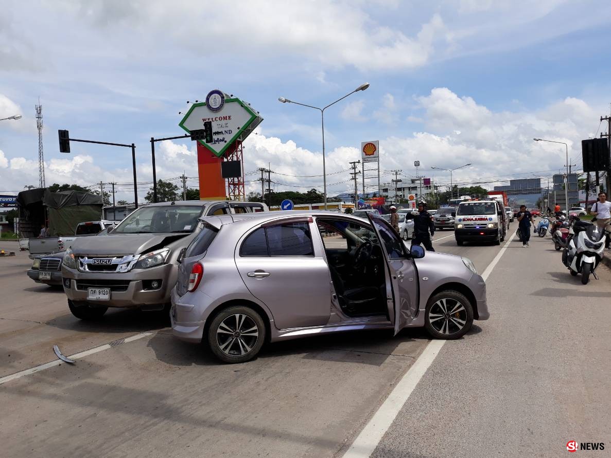 จ.ตาก – ไฟเหลืองวัดใจ มีป้ายห้ามกลับรถ อ้างบอกไม่รู้ ชนโครมเข้ากลางลำ เจ็บเกือบ 10 ราย