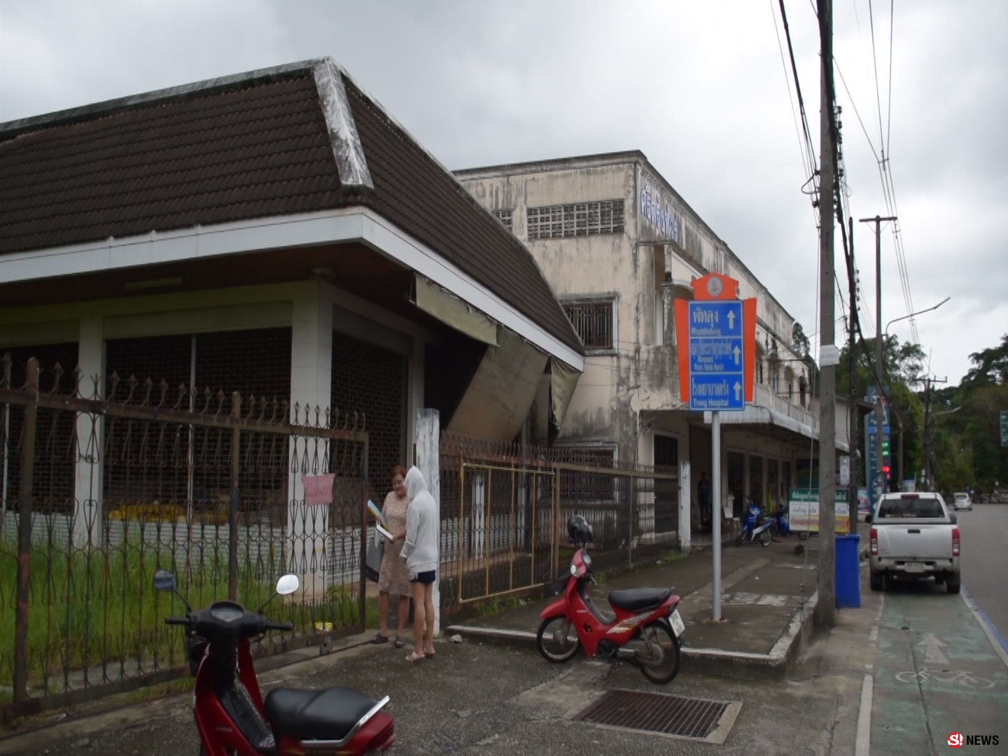 คนร้ายเข้าไปลักทรัพย์ เป็นอะไหล่รถยนต์บรรทุกหลายร้อยรายการ ของบริษัทตรังคสุวรรณ จำกัด ของอดีตประธานหอการค้าตรัง พบมีการขนอะไหล่จากโกดังเก็บสินค้าไปพักไว้ริมรั่วก่อนทยอยขนออกถนนซอยด้านหลังโกดัง
