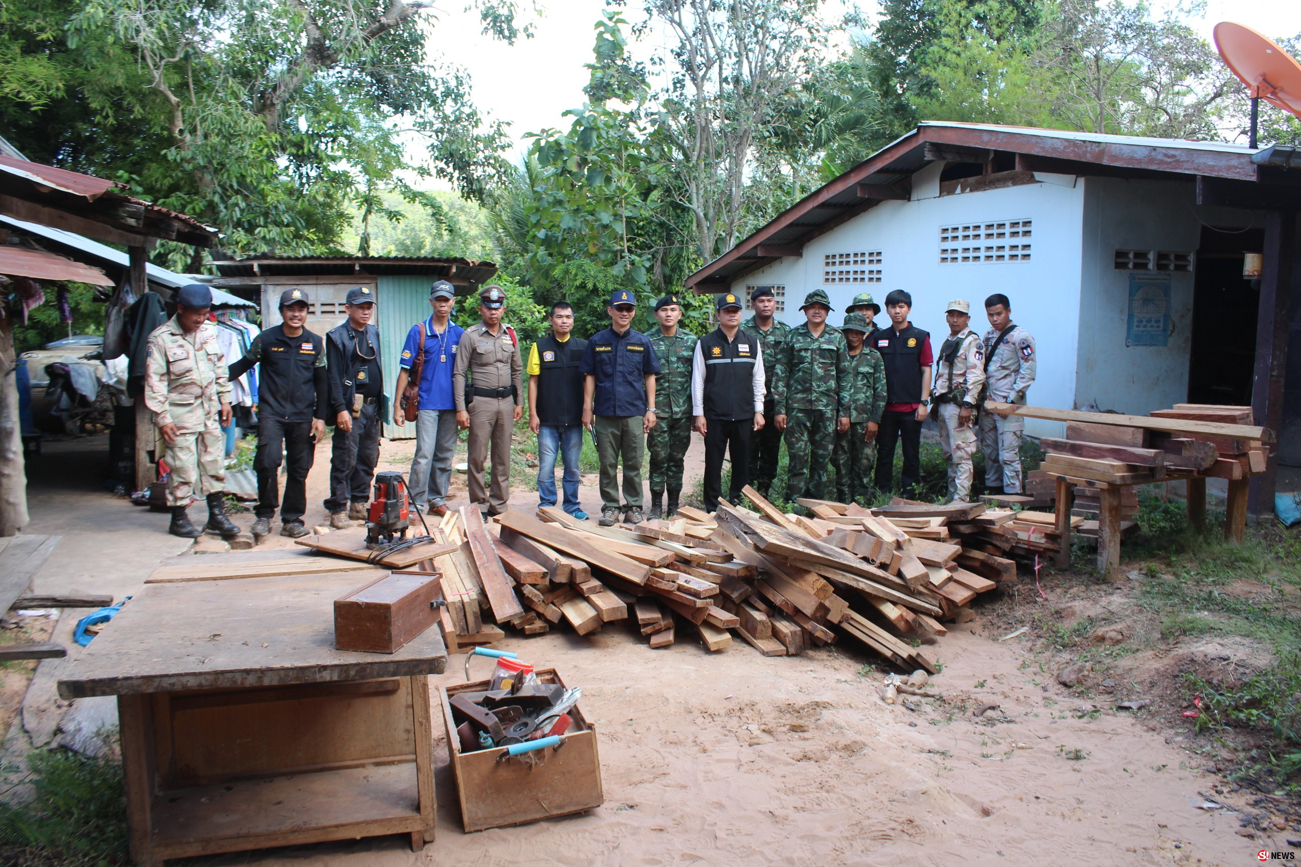 นอภ.ครบุรี นำทีมตรวจค้นโรงเลื่อยซุก “ไม้หวงห้าม” นับร้อยพร้อมอุปกรณ์เพียบ