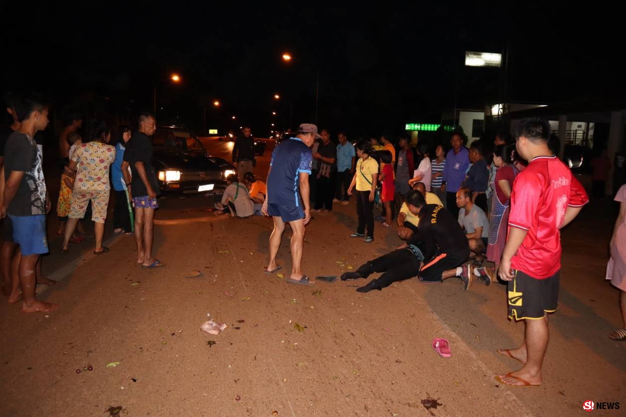 ถนนมืด-กระบะพุ่งชน 2 แม่ลูกกลางสี่แยกอาการสาหัสทั้งคู่