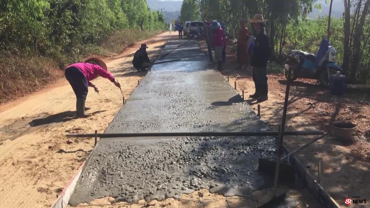 เพชรบูรณ์ ชาวบ้านร่วมกับวัดเทถนนคอนกรีตในหมู่บ้านโดยไม่ง้องบหลวง