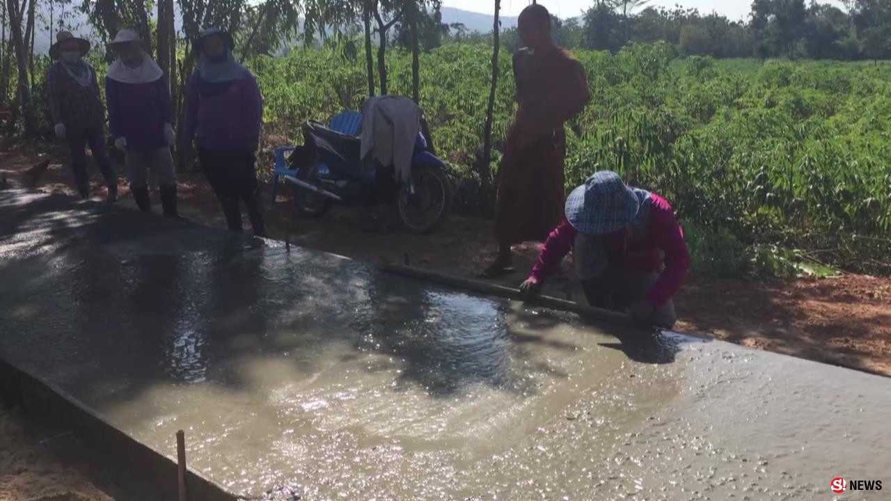 เพชรบูรณ์ ชาวบ้านร่วมกับวัดเทถนนคอนกรีตในหมู่บ้านโดยไม่ง้องบหลวง