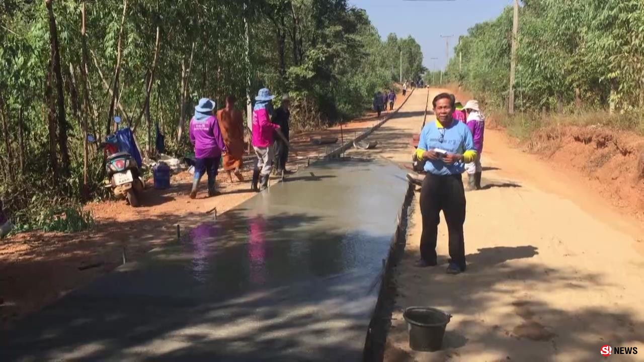 เพชรบูรณ์ ชาวบ้านร่วมกับวัดเทถนนคอนกรีตในหมู่บ้านโดยไม่ง้องบหลวง