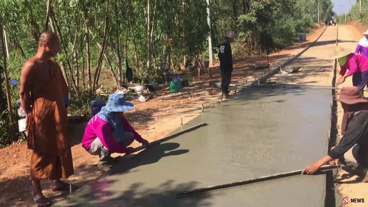 เพชรบูรณ์ ชาวบ้านร่วมกับวัดเทถนนคอนกรีตในหมู่บ้านโดยไม่ง้องบหลวง