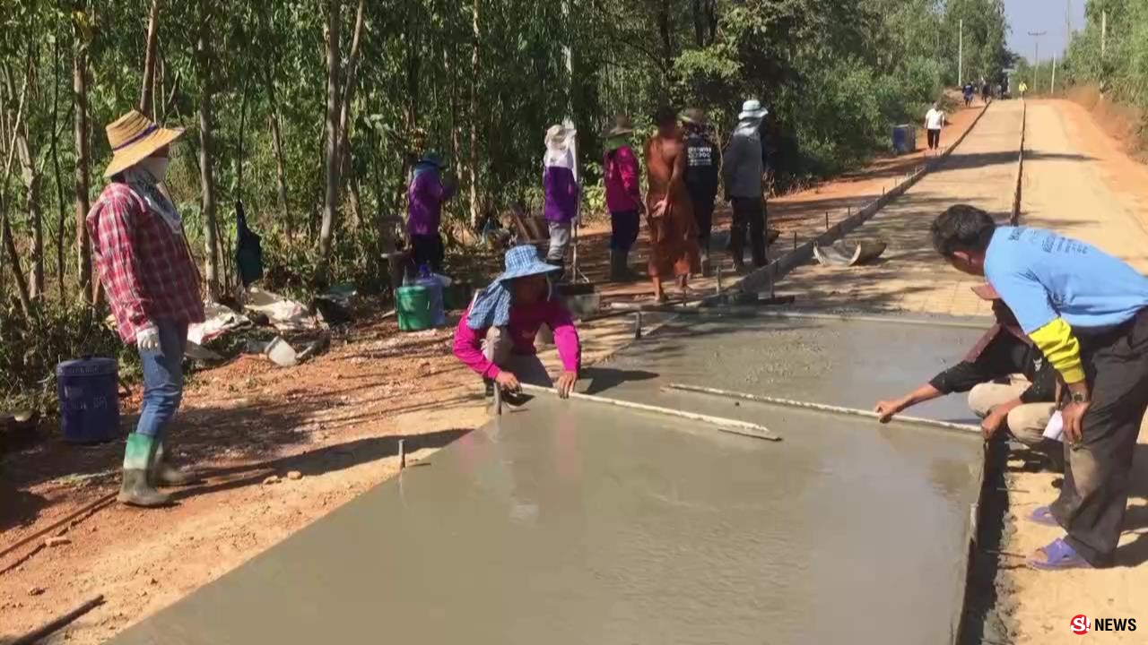 เพชรบูรณ์ ชาวบ้านร่วมกับวัดเทถนนคอนกรีตในหมู่บ้านโดยไม่ง้องบหลวง