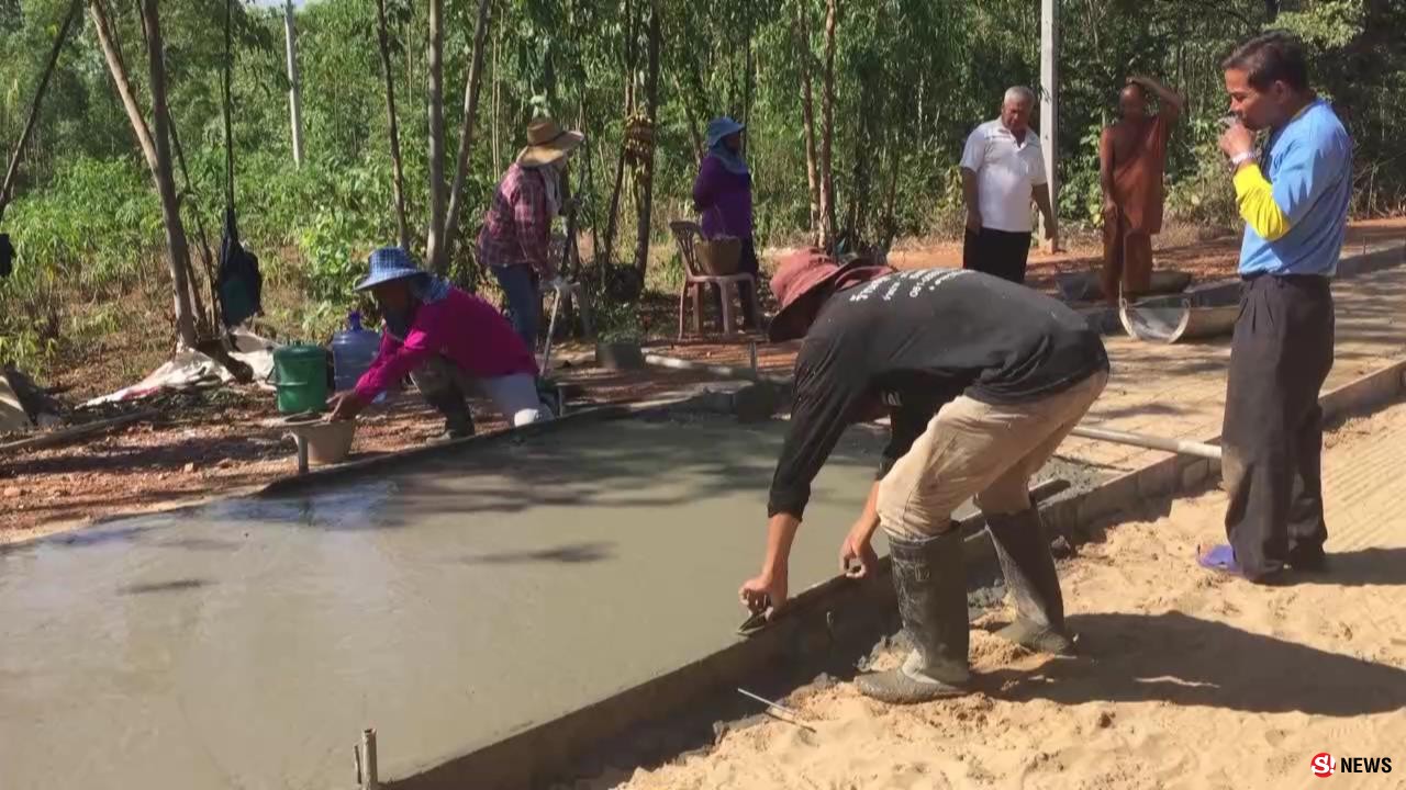 เพชรบูรณ์ ชาวบ้านร่วมกับวัดเทถนนคอนกรีตในหมู่บ้านโดยไม่ง้องบหลวง