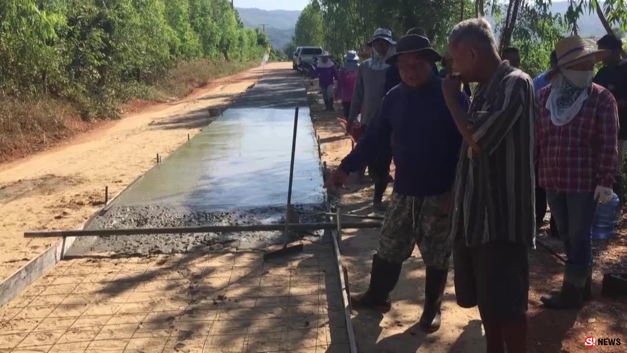 เพชรบูรณ์ ชาวบ้านร่วมกับวัดเทถนนคอนกรีตในหมู่บ้านโดยไม่ง้องบหลวง