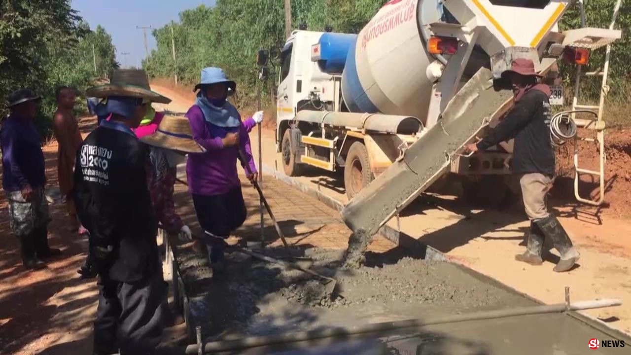 เพชรบูรณ์ ชาวบ้านร่วมกับวัดเทถนนคอนกรีตในหมู่บ้านโดยไม่ง้องบหลวง