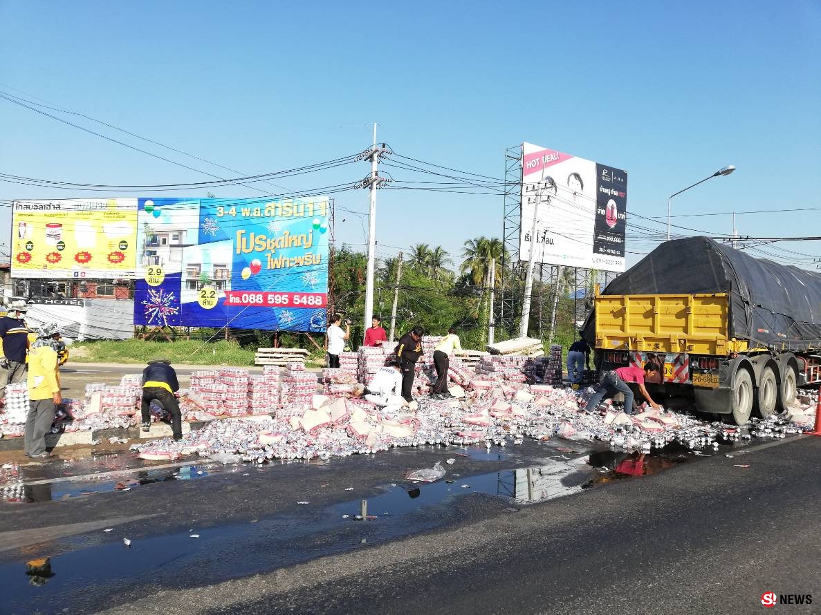 เทรลเลอร์บรรทุกเบียร์ 30 ตัน คว่ำ! เทกระจาดกลิ่นหึ่งเกลื่อนถนน