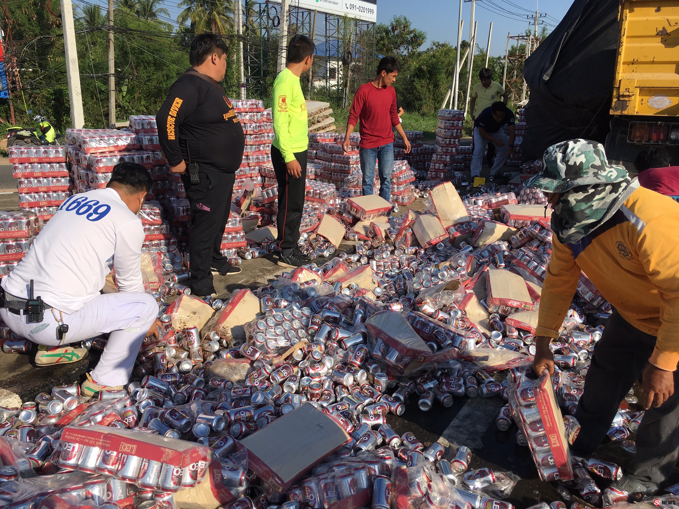 เทรลเลอร์บรรทุกเบียร์ 30 ตัน คว่ำ! เทกระจาดกลิ่นหึ่งเกลื่อนถนน