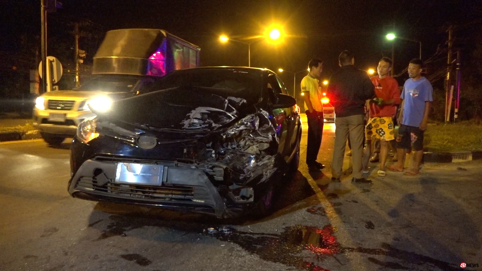 เก๋งซิ่งประสานงารถกู้ชีพเจ็บระนาว-ตำรวจพบขวดเหล้าในรถ