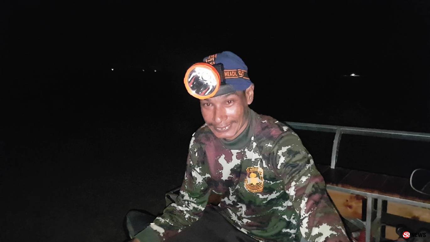 โคราช-ถึงฤดูล่าแมงดานา ชาวบ้านนำหลอดไฟแบล็คไลท์ลงทุ่ง ดักจับแมงดานาขายสร้างรายได้เสริมคึกคัก