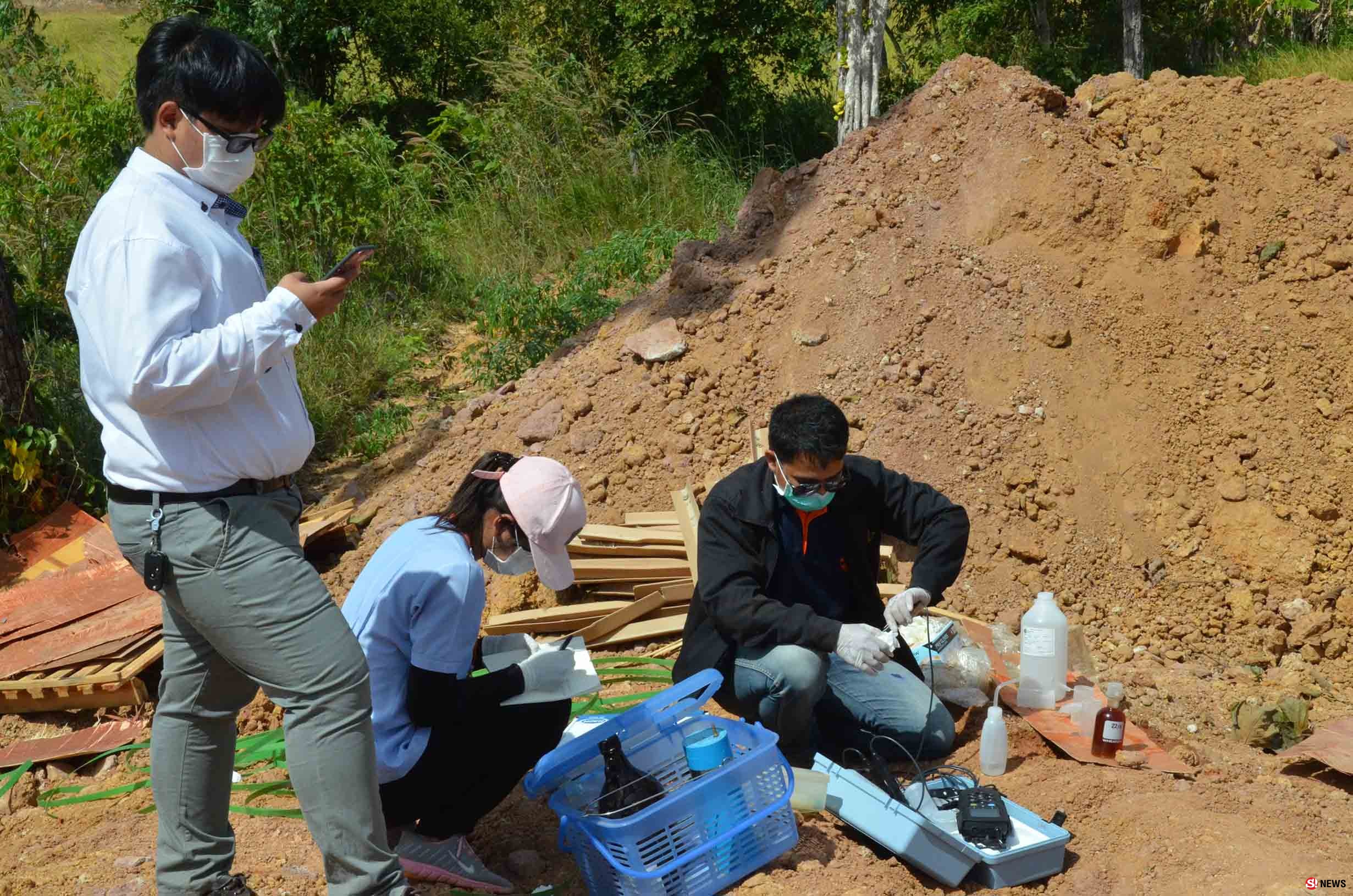 ชาวบ้านผวา-พบน้ำเหม็นทิ้งบ่อกลางไร่มันฯ หวั่นเป็นสารพิษอันตราย