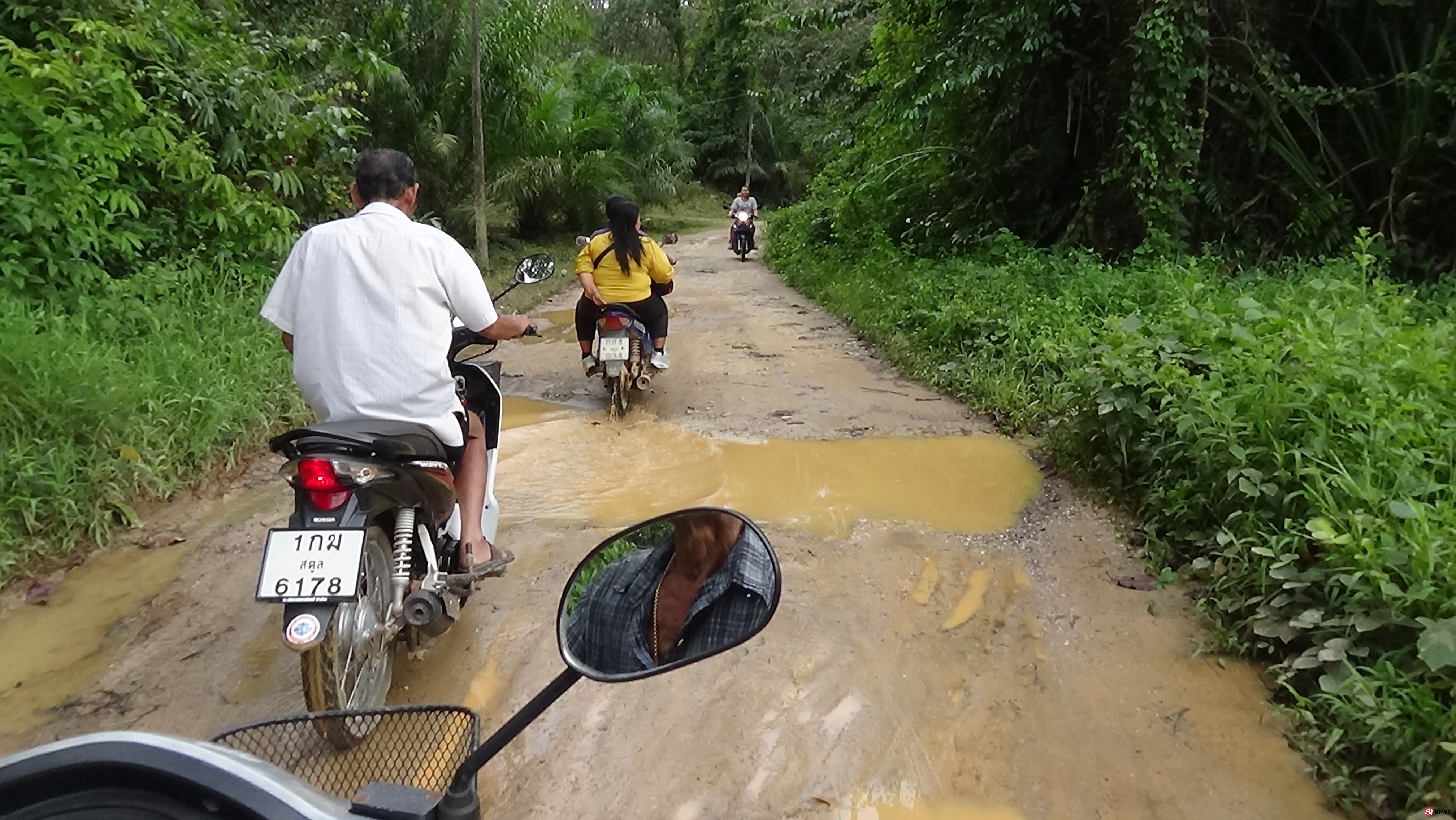 สตูลชาวบ้านบ้านราวปลา ต.ทุ่งหว้า อ.ทุ่งหว้าร้องถนนขรุขระเป็นหลุมเป็นบ่อวอนเร่งแก้ไข